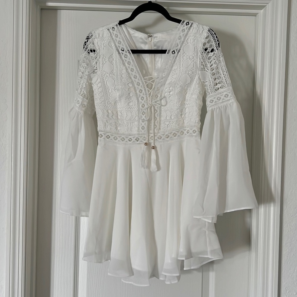 Elegant White Lace-Up Dress - Picture 2 of 4